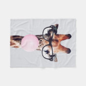 眼鏡を掛けたキリン吹はピンクのバブルガムを着ている フリースブランケット (正面(横))