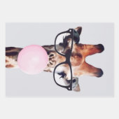 眼鏡を掛けたキリン吹はピンクのバブルガムを着ている ラッピングペーパーシート (正面2)