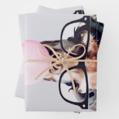 眼鏡を掛けたキリン吹はピンクのバブルガムを着ている ラッピングペーパーシート (インサイチュ)