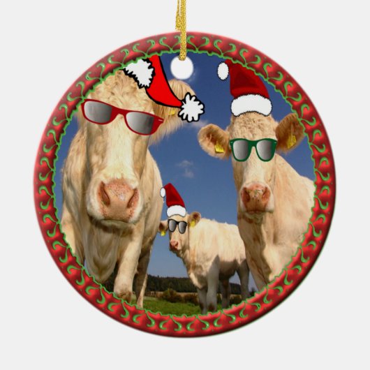 眼鏡を掛け、赤いサンタ帽をかぶったクリスマス牛 セラミックオーナメント (裏面)