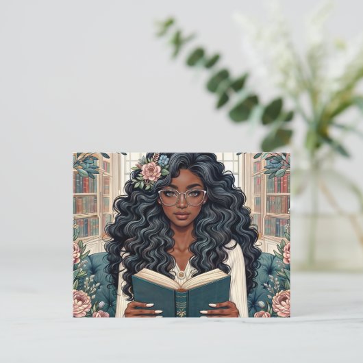 眼鏡を読掛けた黒人女性の本 ポストカード (スタンド正面)
