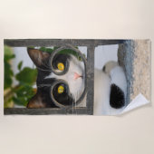 眼鏡フレーム写真つき好奇心に満ちた猫のおもしろい目 ビーチタオル (正面)