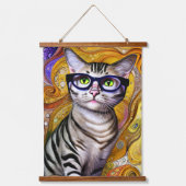 眼鏡頭が切れるをかけている可愛い猫 吊り下げ型タペストリー (正面)