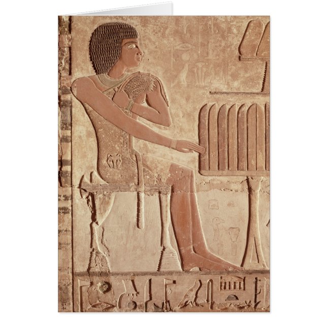 着席する故人を描写するレリーフ、浮き彫り (正面)