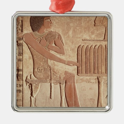 着席する故人を描写するレリーフ、浮き彫り メタルオーナメント (正面)