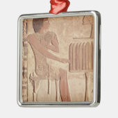 着席する故人を描写するレリーフ、浮き彫り メタルオーナメント (左)