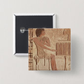 着席する故人を描写するレリーフ、浮き彫り 缶バッジ (正面&裏面)