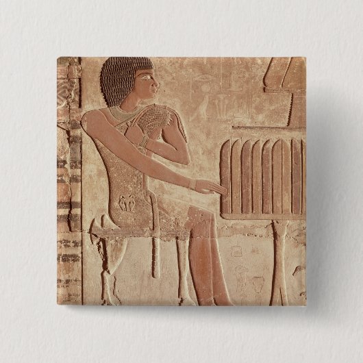 着席する故人を描写するレリーフ、浮き彫り 缶バッジ (正面)