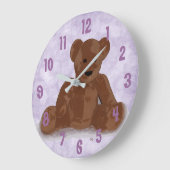 着席のテディー・ベア(紫色の背景) ラージ壁時計 (傾斜)
