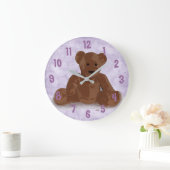 着席のテディー・ベア(紫色の背景) ラージ壁時計 (ホーム)