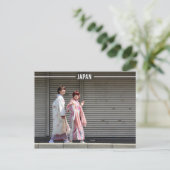 着物かYukataで服を着る日本のな女の子 ポストカード (スタンド正面)