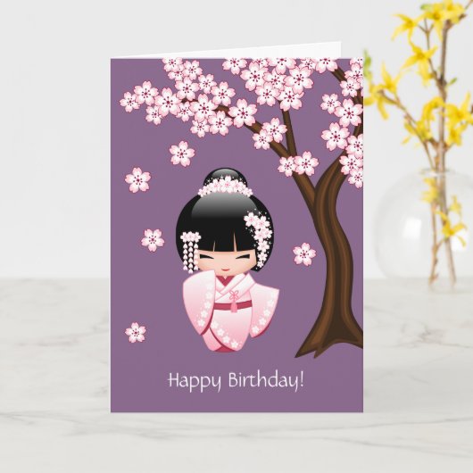 着物のKokeshiの白い人形-かわいい芸者の誕生日 カード (黄色い花)