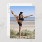 着用してヨガを練習しているビーチ ポストカード (正面/裏面)