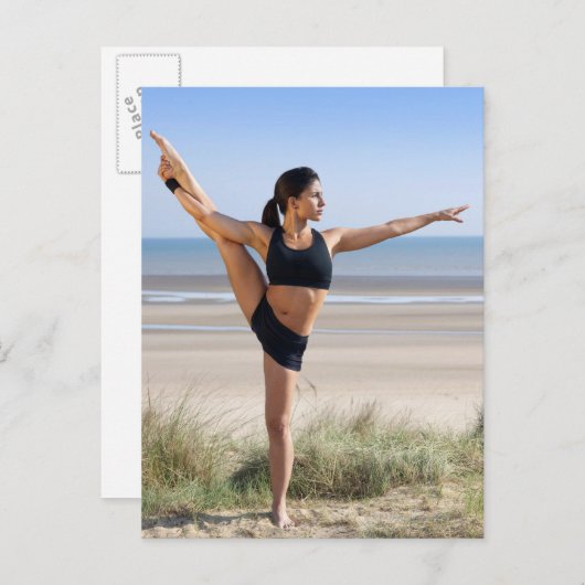 着用してヨガを練習しているビーチ ポストカード (正面/裏面)