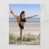 着用してヨガを練習しているビーチ ポストカード (正面)