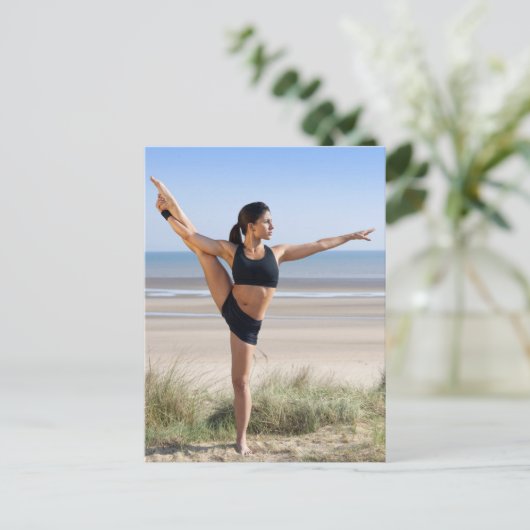 着用してヨガを練習しているビーチ ポストカード (スタンド正面)
