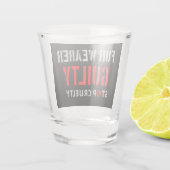 着用者の有罪 ショットグラス (裏面)