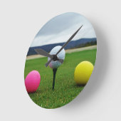 着色されたゴルフ・ボール、山のティー ラウンド壁時計 (傾斜)