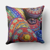 着色されたプラスチックビーズからなされるカラフルなバスケット クッション (裏面)