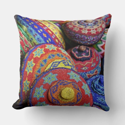 着色されたプラスチックビーズからなされるカラフルなバスケット クッション (正面)