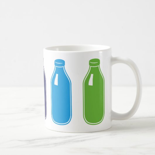 着色されたミルクのマグ コーヒーマグカップ (右)