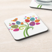 着色された卵および花が付いているイースター木 コースター (左側)