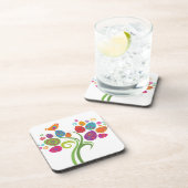 着色された卵および花が付いているイースター木 コースター (右側)