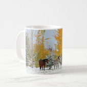 着色された木が付いている雪の馬 コーヒーマグカップ (正面左)