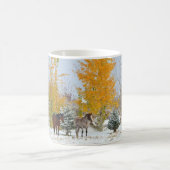 着色された木が付いている雪の馬 コーヒーマグカップ (中央)