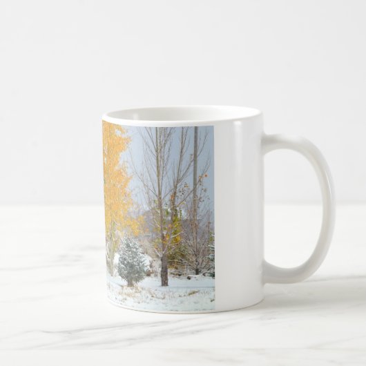 着色された木が付いている雪の馬 コーヒーマグカップ (右)