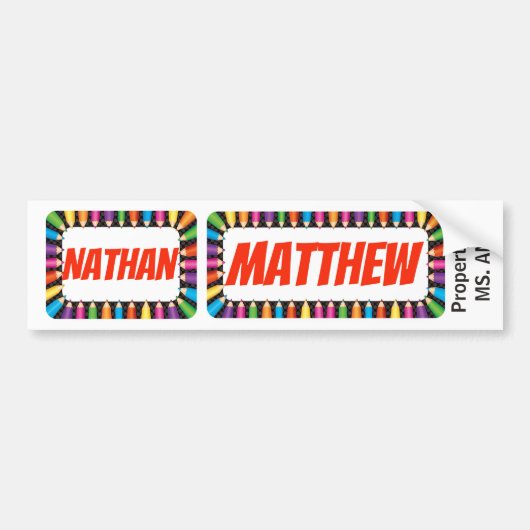 着色された鉛筆のボーダーが付いているNathan及びMatthewの名札 バンパーステッカー (正面)
