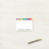 着色された鉛筆の完全さ ポストイット (デスク上)