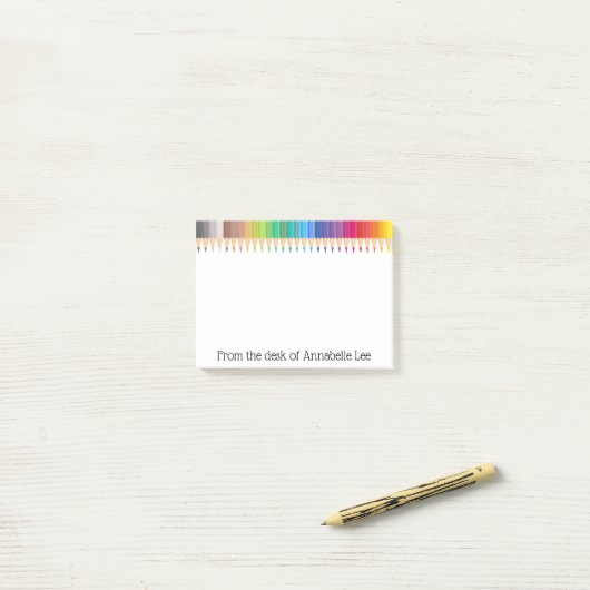 着色された鉛筆の完全さ ポストイット (デスク上)
