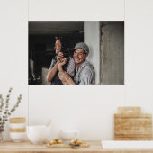 着色された1968年ヨーロッパの若いカップルポートレート ポスター (キッチン)