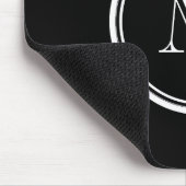 着色されるモノグラムの最初の黒い上限 マウスパッド (コーナー)