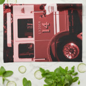 着色される消防士の入るトラックバーガンディ キッチンタオル (折り畳み)