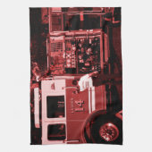 着色される消防士の入るトラックバーガンディ キッチンタオル (縦)