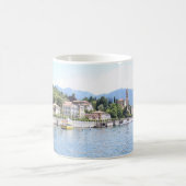 着陸式黄色船近接建物 コーヒーマグカップ (中央)