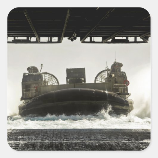 着陸船のエアクッションが入る準備をする スクエアシール (正面)