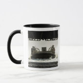 着陸船のエアクッションが入る準備をする マグカップ (左)