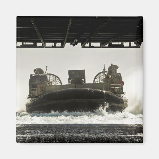 着陸船のエアクッションが入る準備をする マグネット (正面)