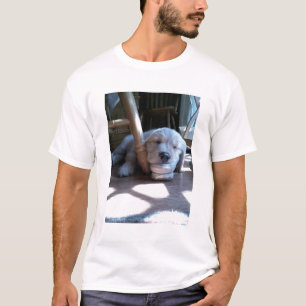睡眠のゴールデン・リトリーバーの子犬 Tシャツ