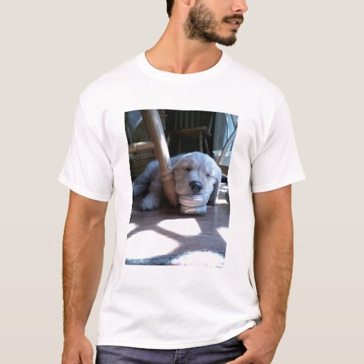 睡眠のゴールデン・リトリーバーの子犬 Tシャツ (正面)