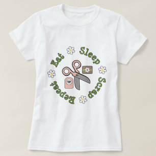 睡眠のスクラップの繰り返しのTシャツを食べて下さい Tシャツ