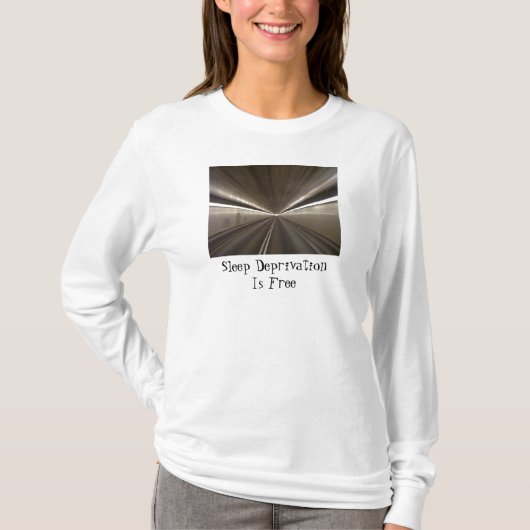 睡眠の剥奪は自由です Tシャツ (正面)