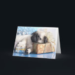 睡眠の子犬のパグおよびクリスマスのギフト シーズンカード<br><div class="desc">睡眠の子犬のパグおよびギフトのクリスマスの©および® Bigstock® -複製権所有。</div>
