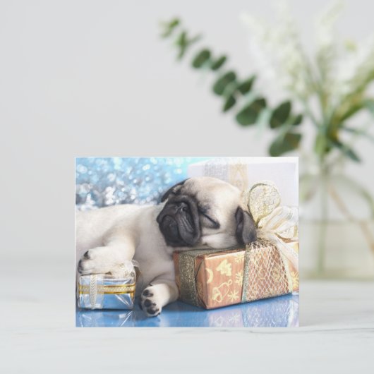 睡眠の子犬のパグおよびクリスマスのギフト シーズンポストカード (スタンド正面)