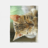 睡眠の小さいベビーの子猫 フリースブランケット (正面)