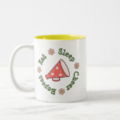 睡眠の応援の繰り返しのメガホンのコップを食べて下さい ツートーンマグカップ (左)