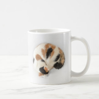 睡眠の茶色のぶち猫のマグ コーヒーマグカップ
